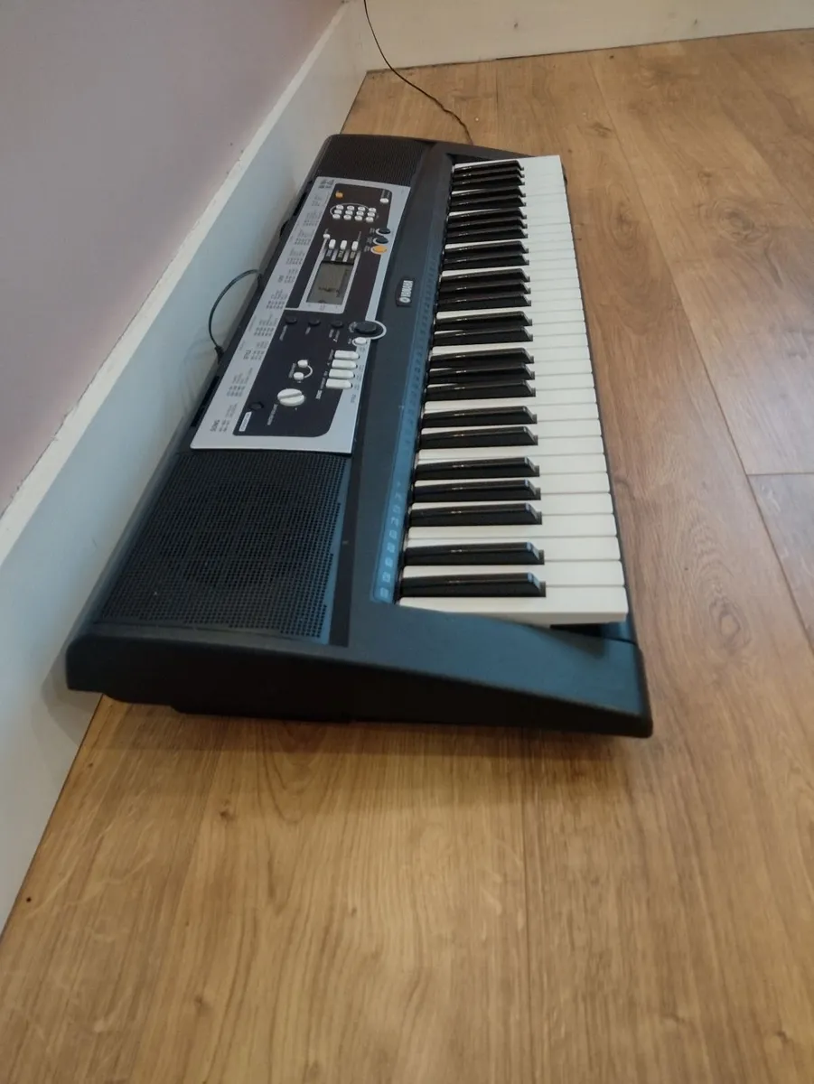Full Size Yamaha Keyboard. - Image 2