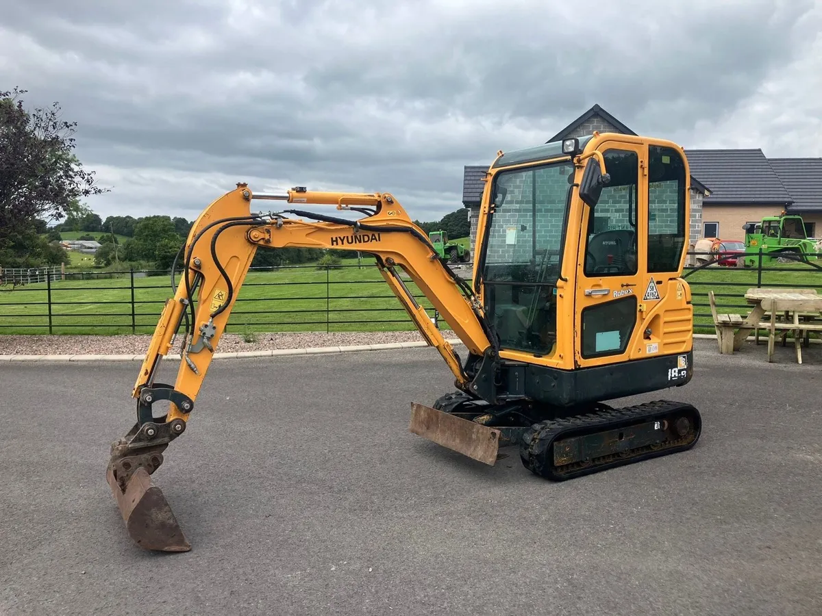 2020 Hyundai. 2 Tonne Digger - Image 1