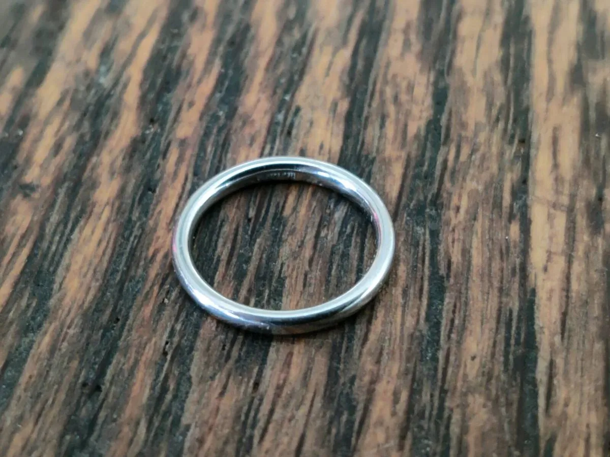 PLATINUM 950 D-SHAPED WEDDING, New 3.30g Band ! - Image 2