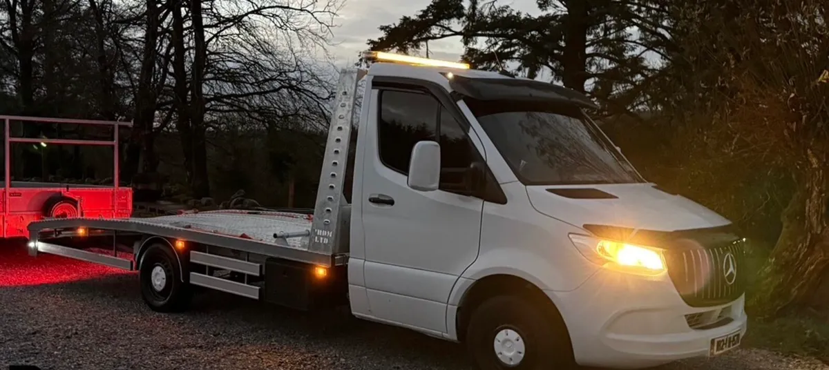 Recovery truck - Image 1