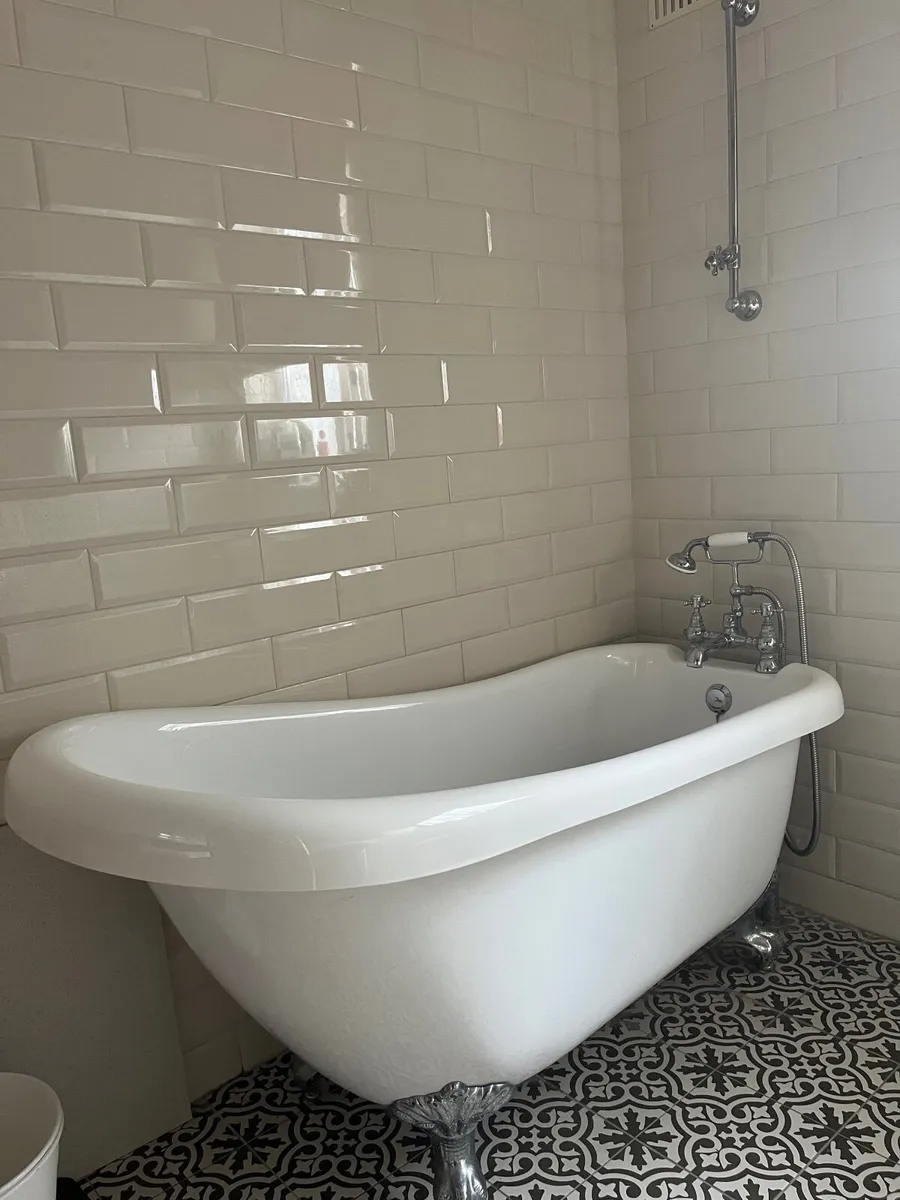 Freestanding bath