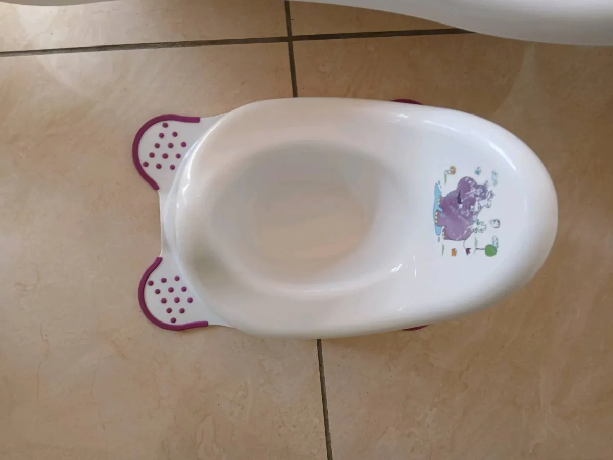 Baby bath + potties. - Image 3