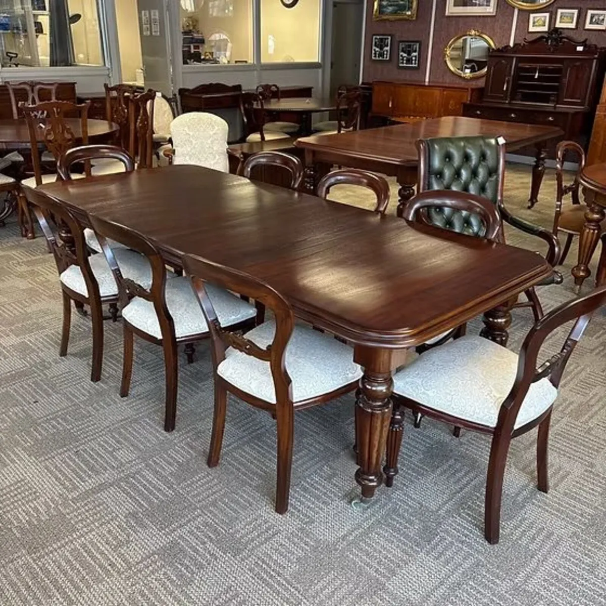 Victorian-style mahogany extendable dining table w