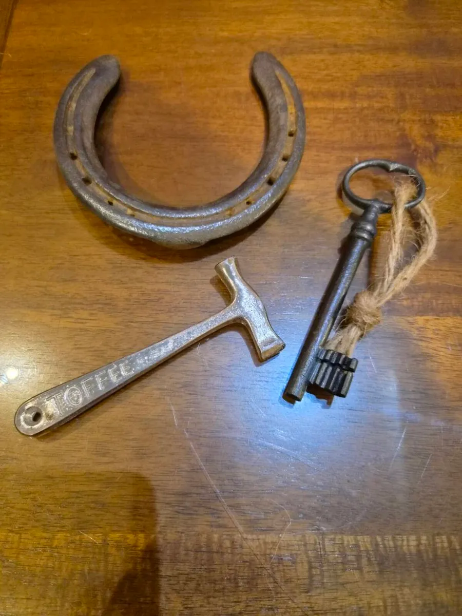 Antique vintage cottage door key hammer horse pub - Image 4