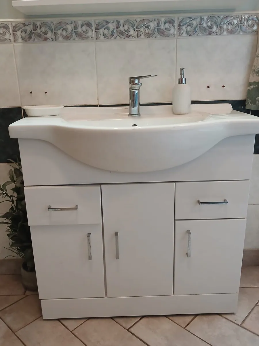 Bathroom Vanity unit, lighted mirror to match - Image 1