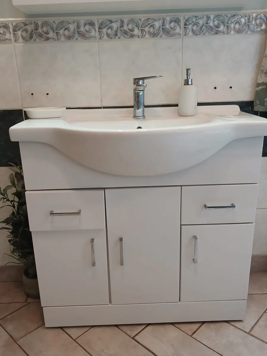Bathroom Vanity unit, lighted mirror to match - Image 2