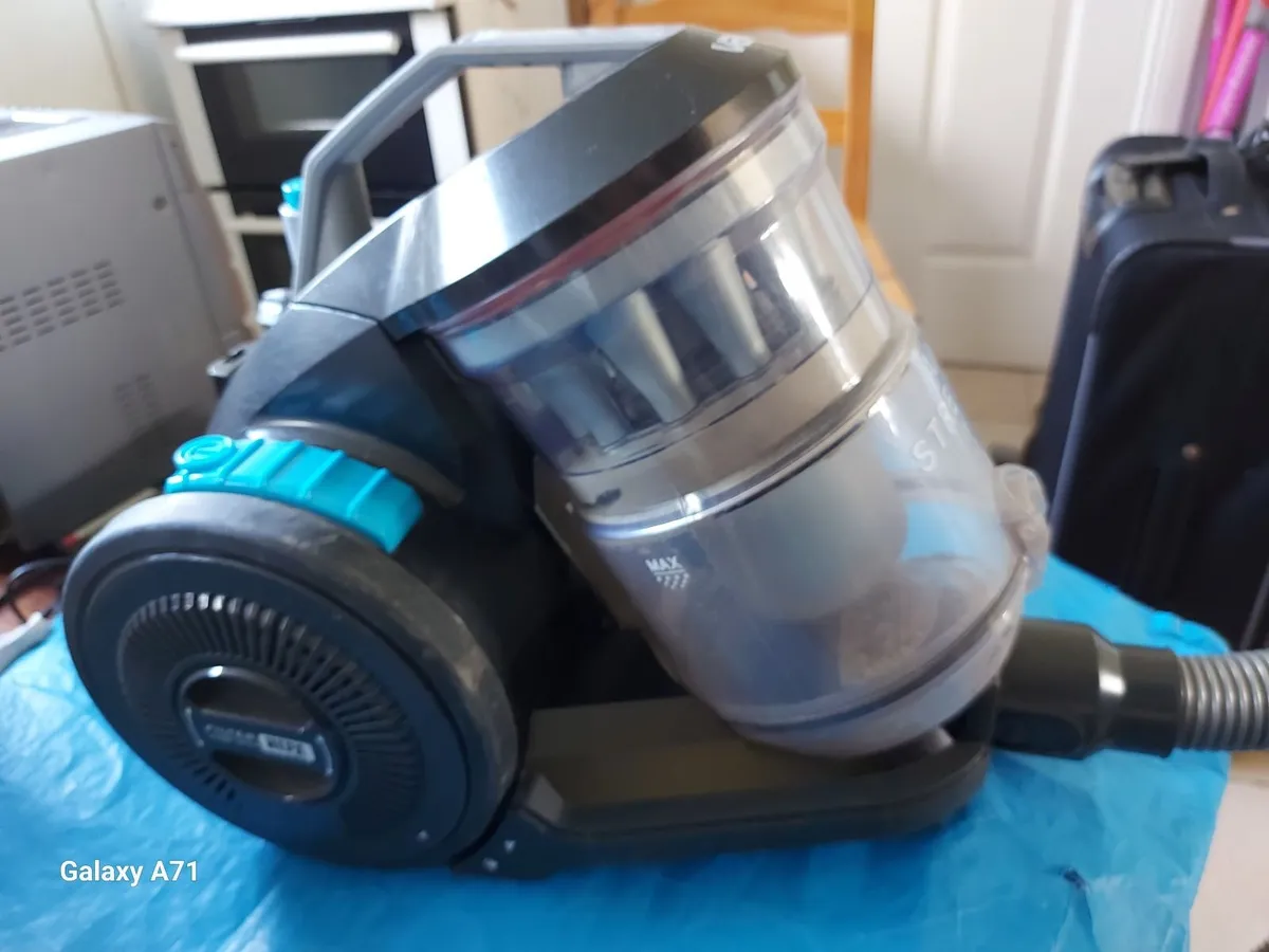 VAX Bagless Vacuum Cleaner, Model CCQSASV1P1, work - Image 2