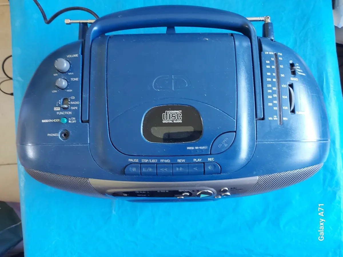 SANYO Portable Stereo Music System, MCD-Z155L - Image 3
