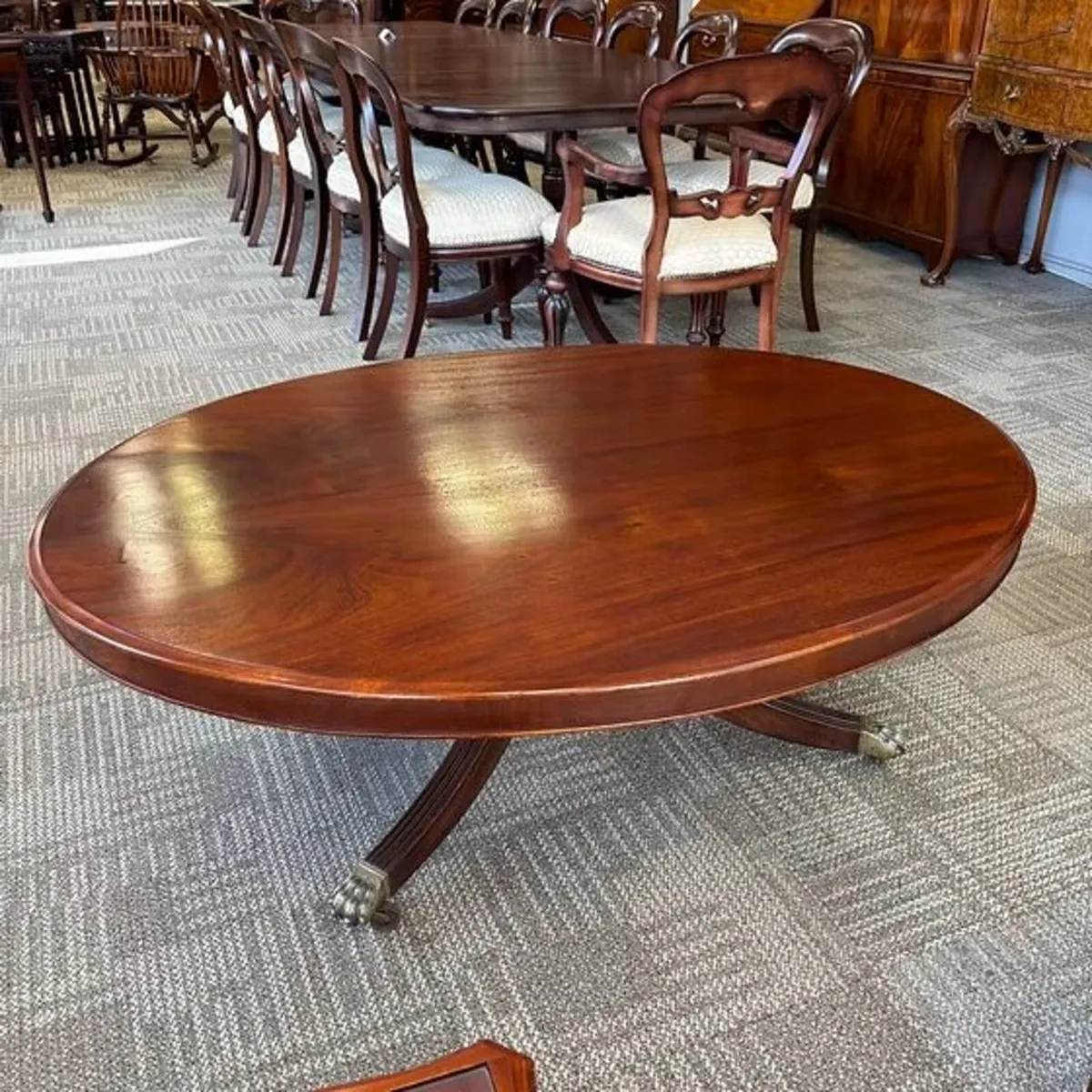 Victorian mahogany oval coffee table with a smooth