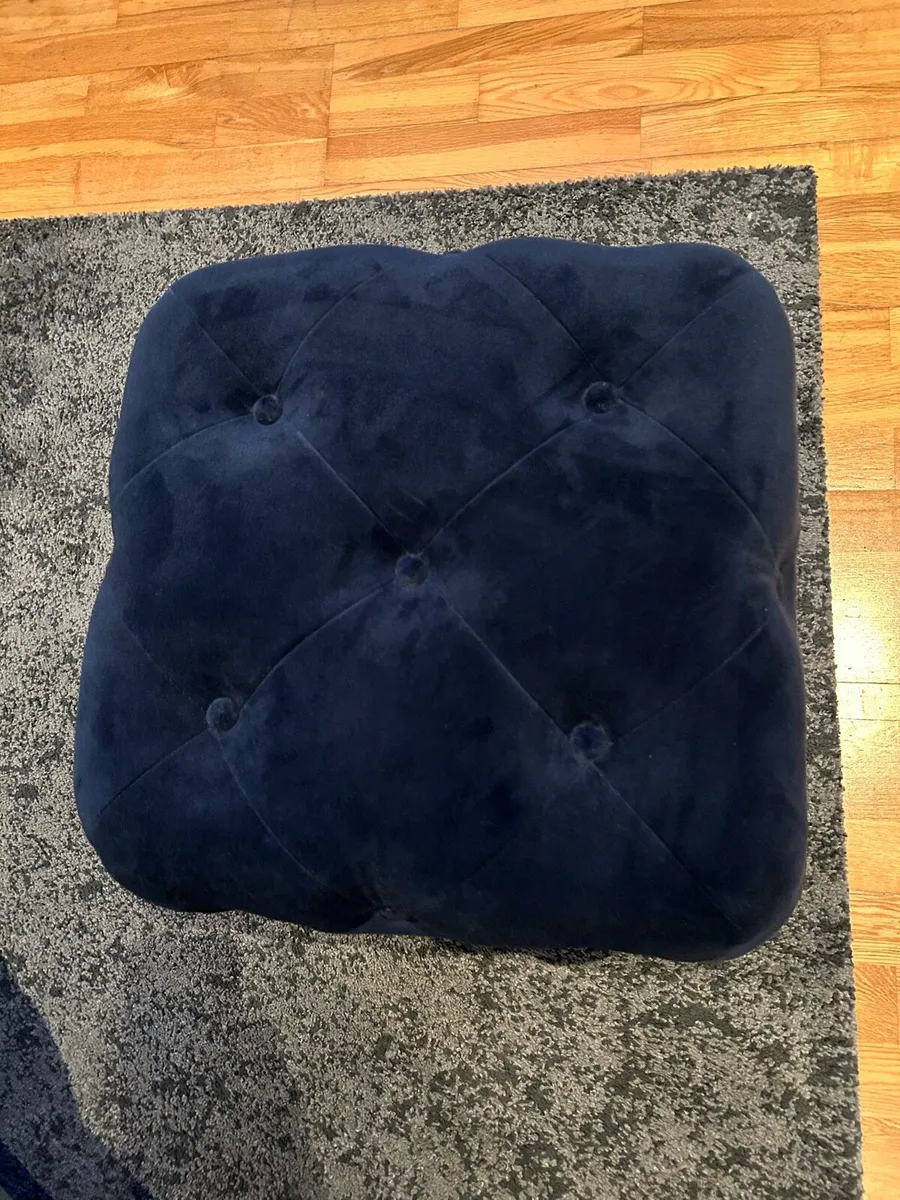 Navy blue velvet upholstered cube pouffe - Image 1