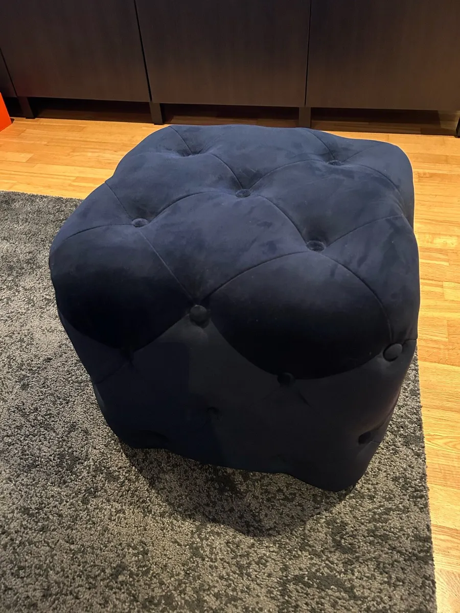 Navy blue velvet upholstered cube pouffe - Image 2
