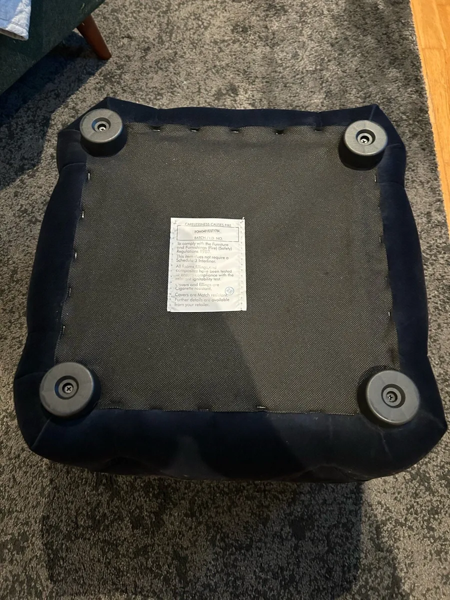 Navy blue velvet upholstered cube pouffe - Image 3