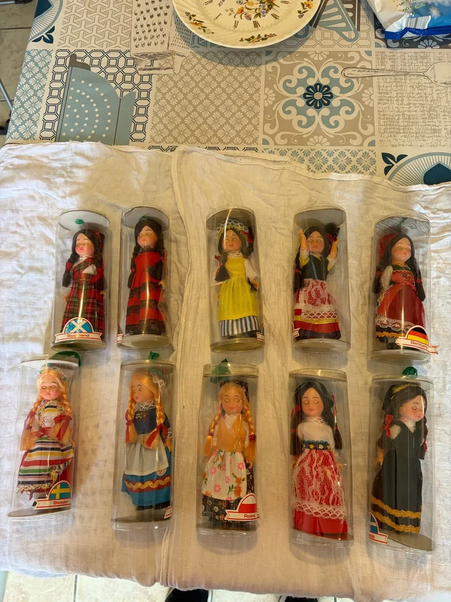 Vintage national costume dolls x 10