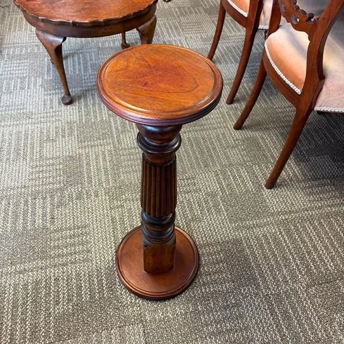 Mahogany torchère stand with a circular top, flute