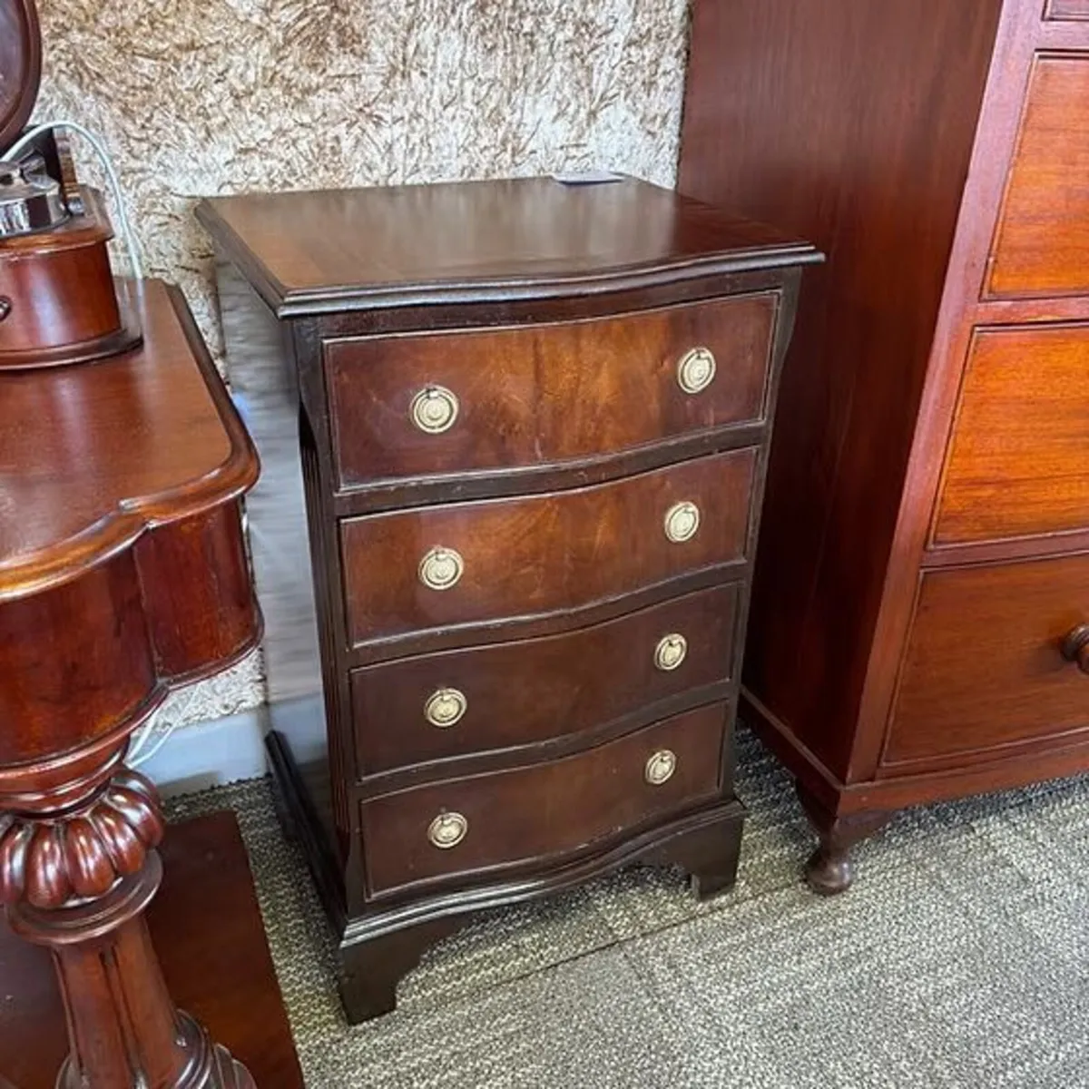 20th century mahogany chest of 4 drawers with serp