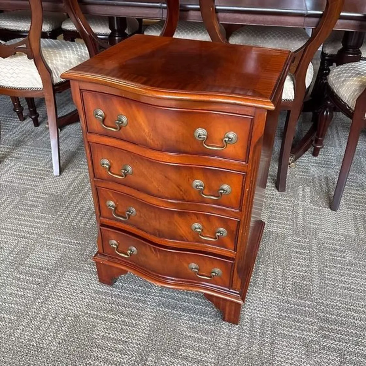 20th century chest of 4 drawers with serpentine fr