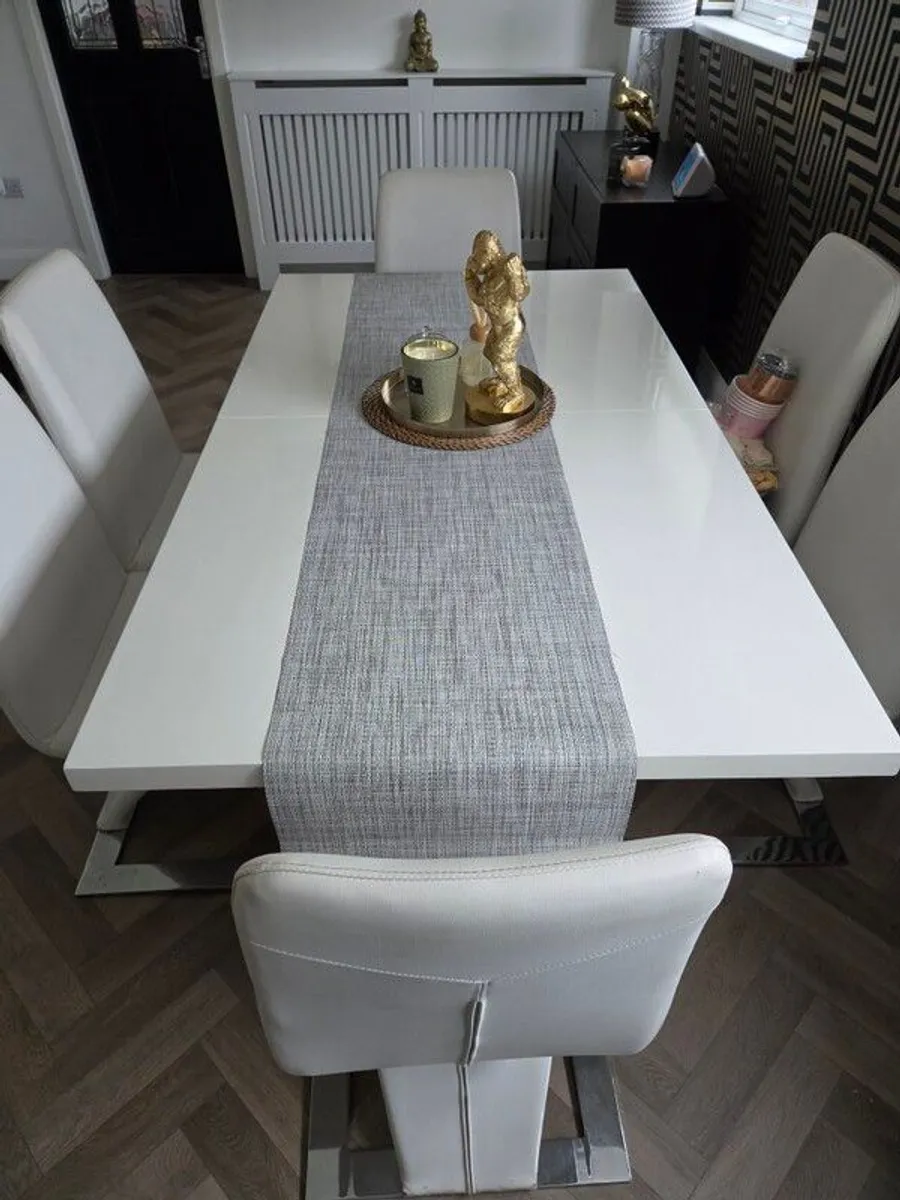 Table and 6x chairs - Image 1
