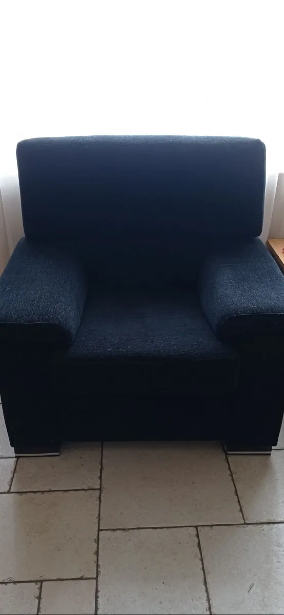 SINGLE BLACK ARMCHAIR - Image 2