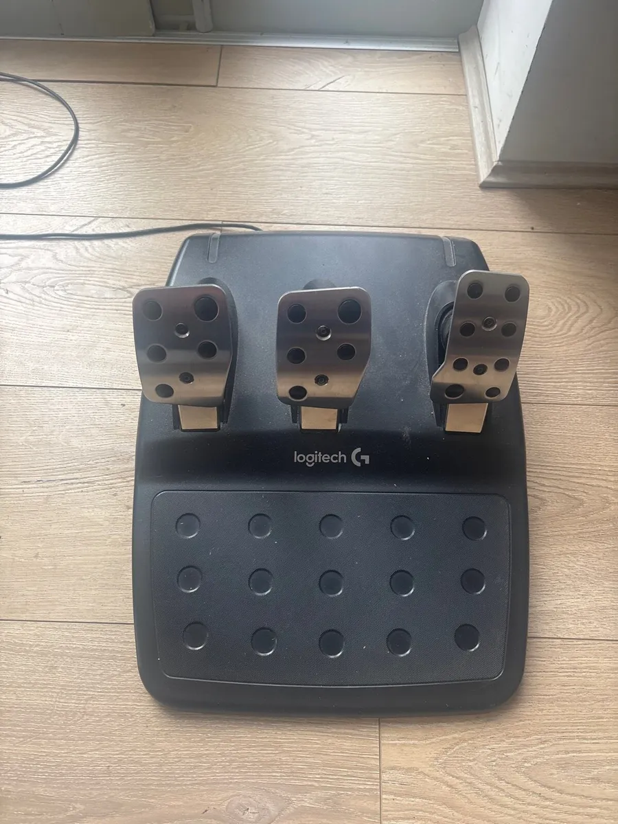 Logitech G G920 racing wheel and floor pedals - Image 3