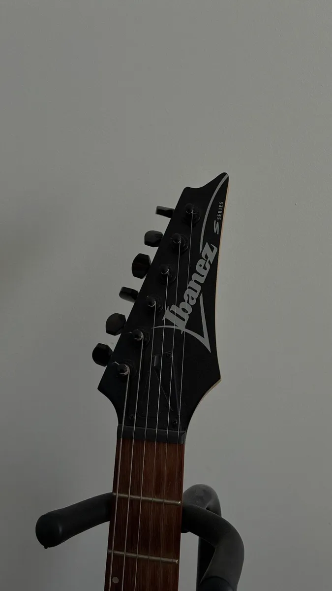 Ibanez S-Series + Amp - Image 2