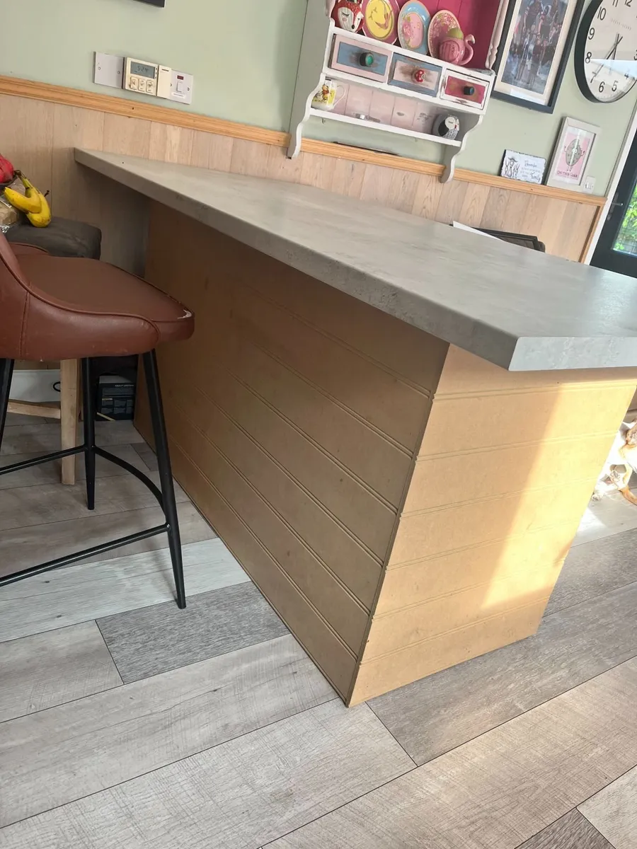 Kitchen Island - Image 1