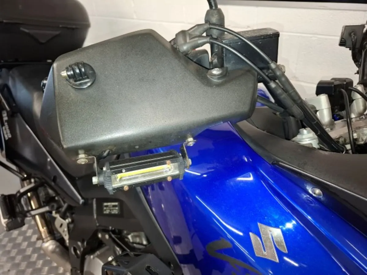 Suzuki DL1000 2002 - Image 4