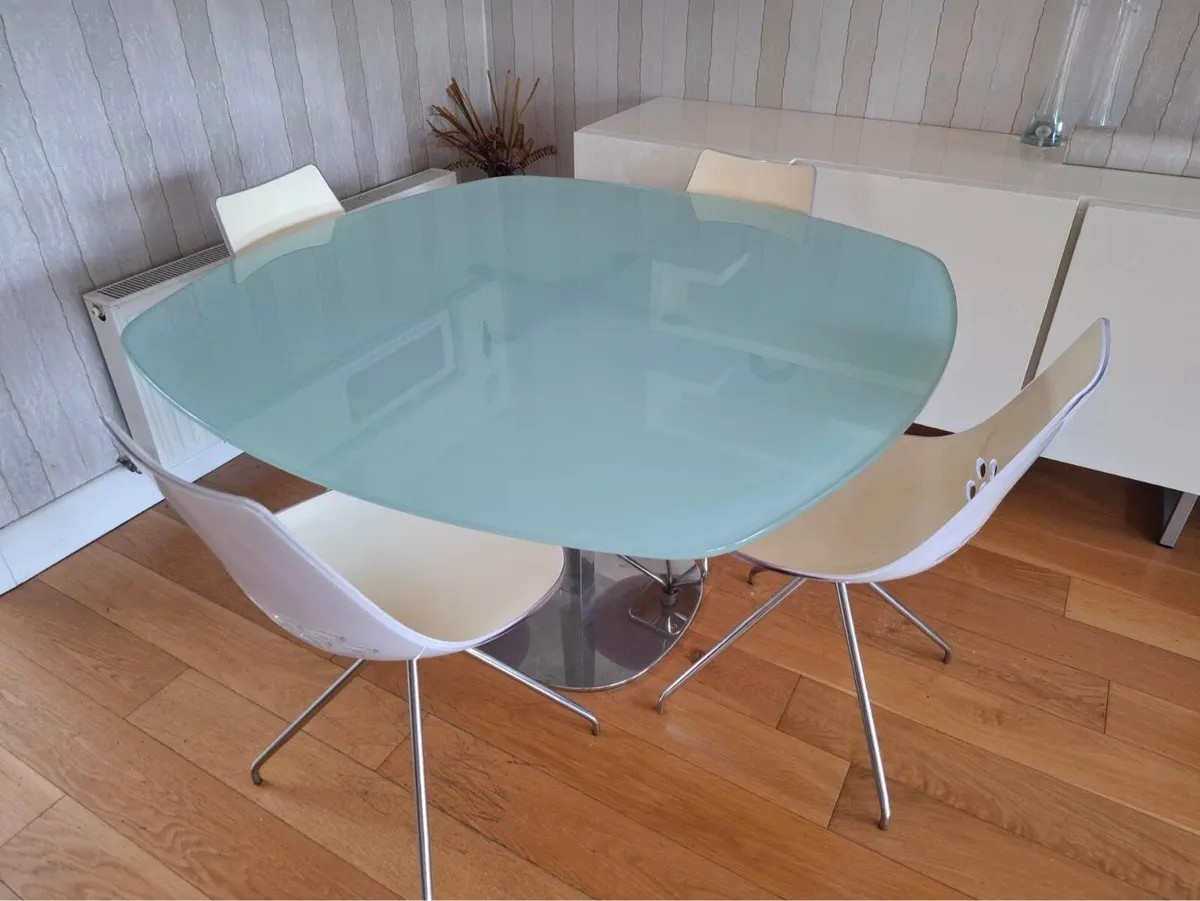 Dinning table and 4 chairs set for sale