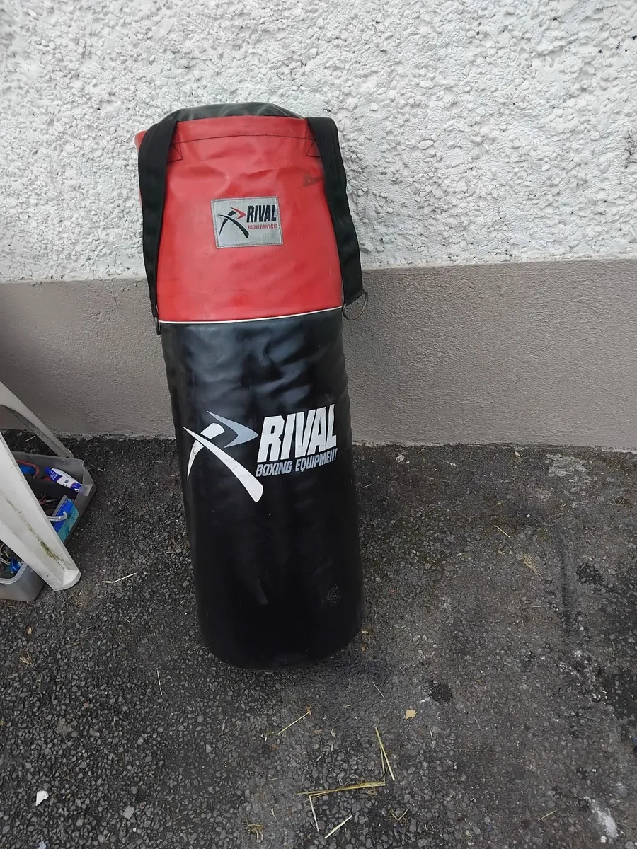 Boxing bag in great condition price too sell - Image 4