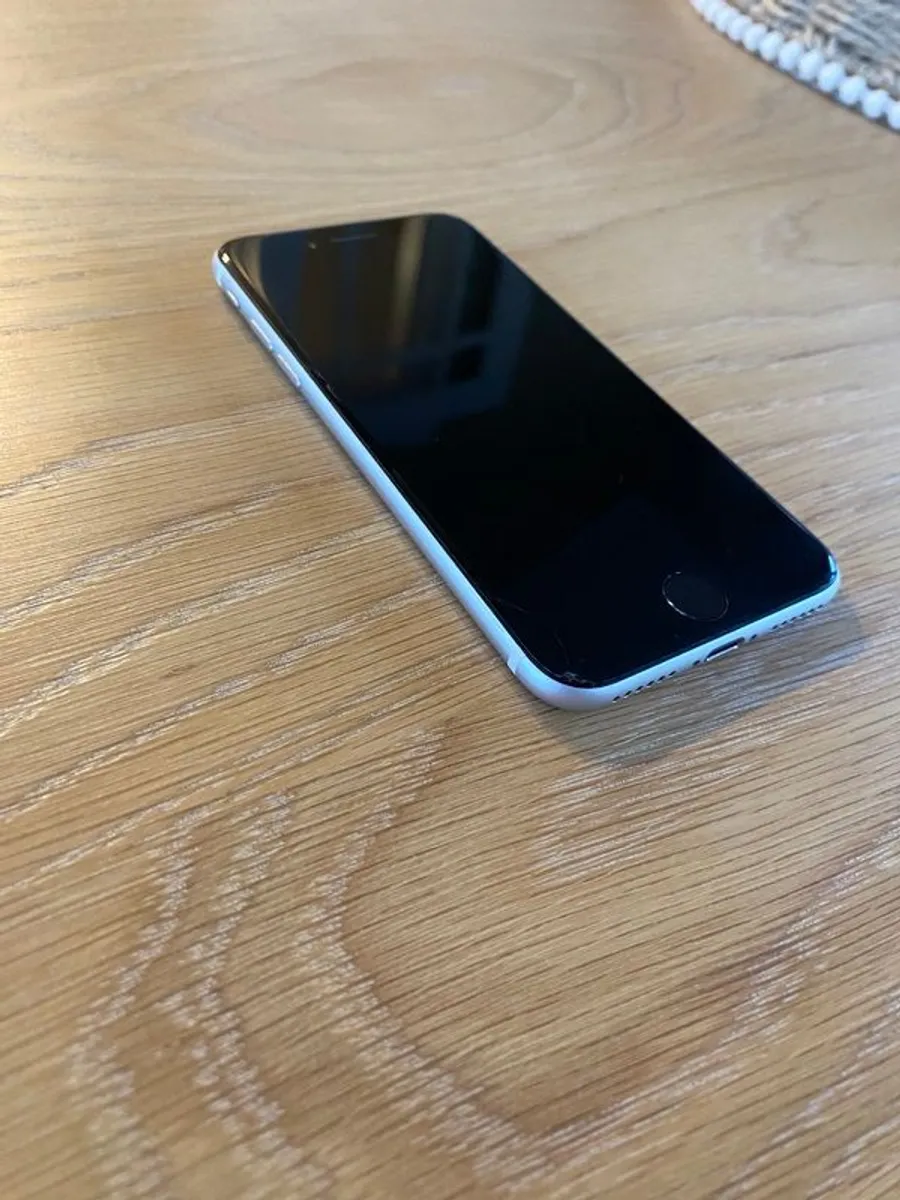 iPhone SE (2nd Gen) 64GB White Excellent Condition - Image 3