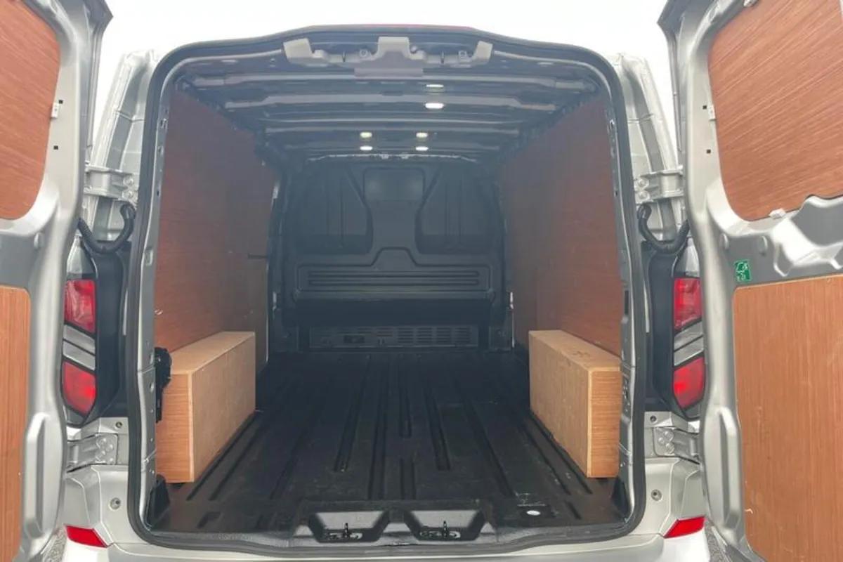Ford Transit Custom 320 Limited AUTO L2 LWB FWD 2. - Image 4