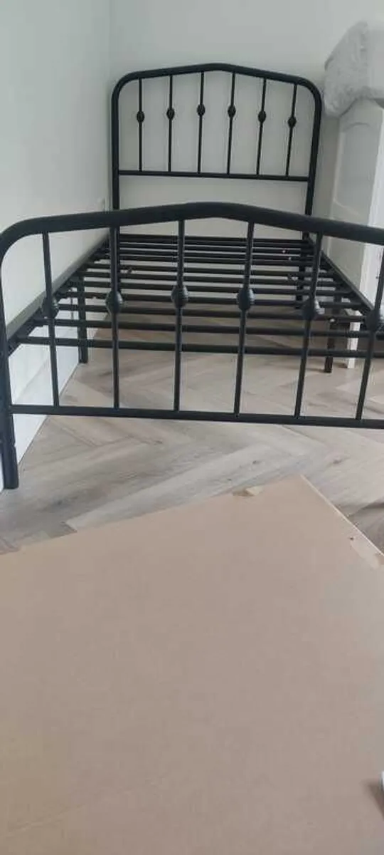 Single bed - black metal frame - Image 2