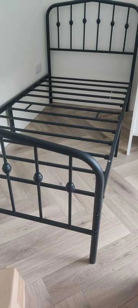 Single bed - black metal frame - Image 3