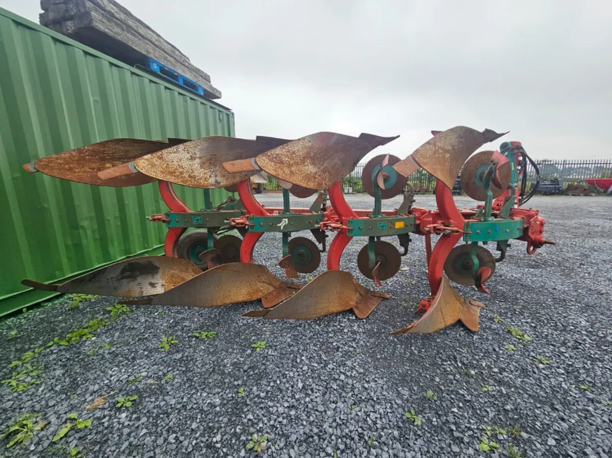KVERNELAND EM85 REVERSIBLE PLOUGH - Image 3