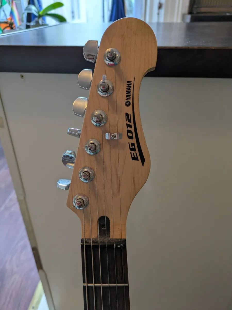 Premium Yamaha EG 012 Guitar Bundle + Pedal - Image 3