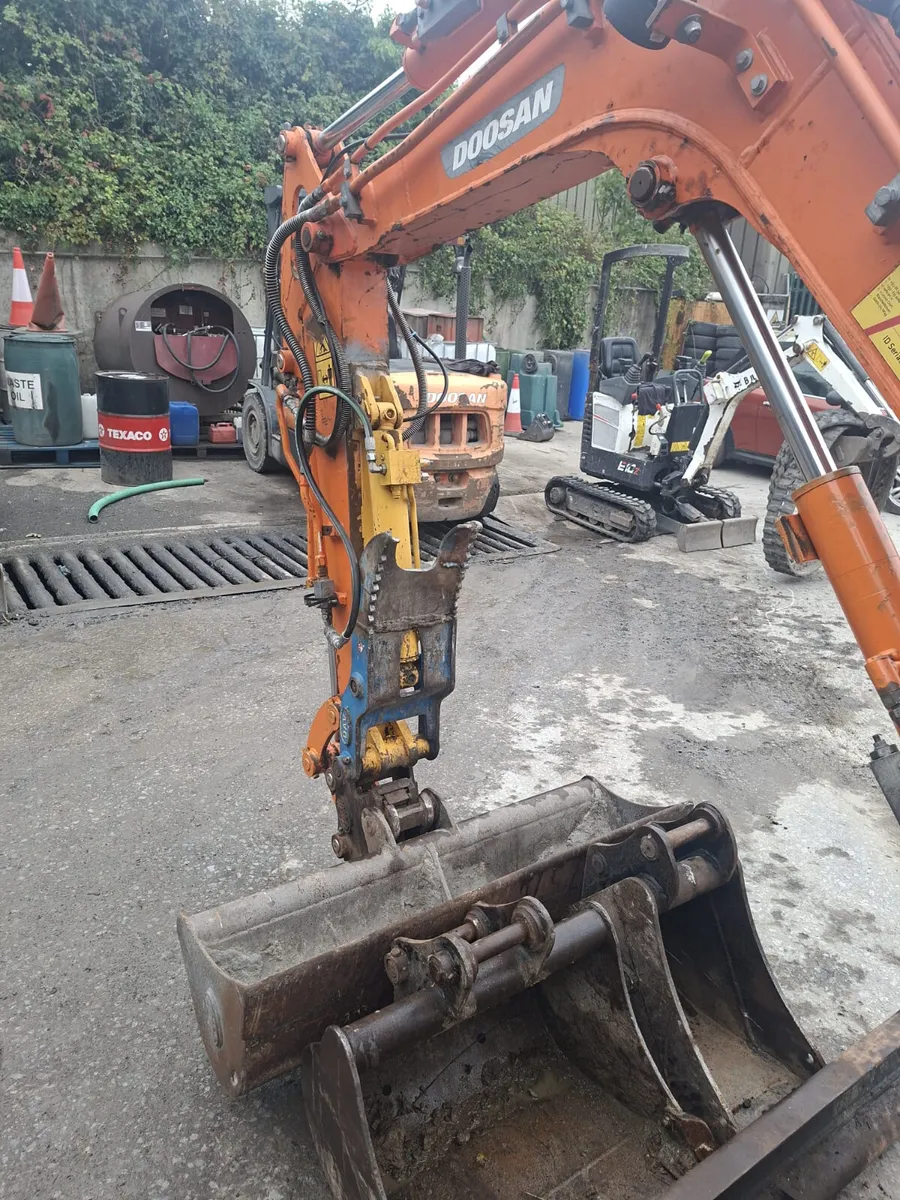 Doosan DX27z Mini Excavator - Image 4