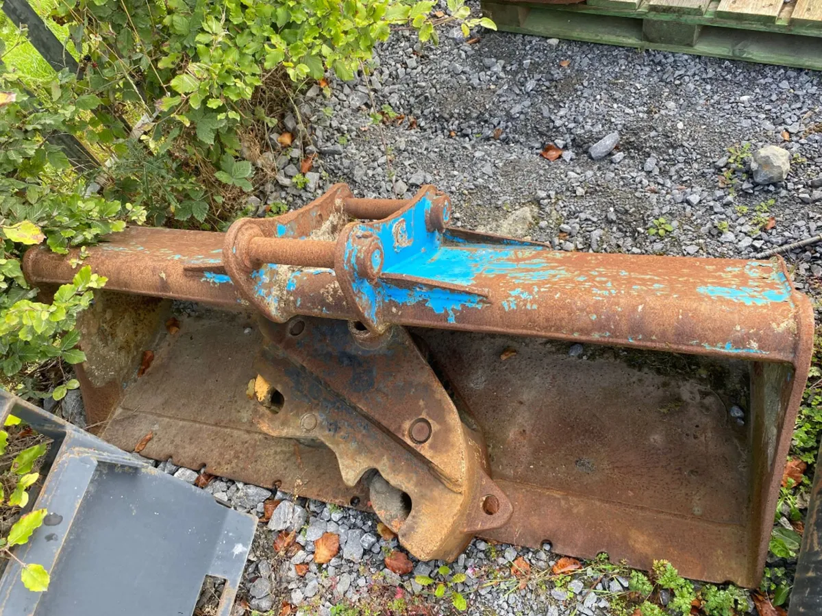 EXCAVATOR BUCKET - Image 1
