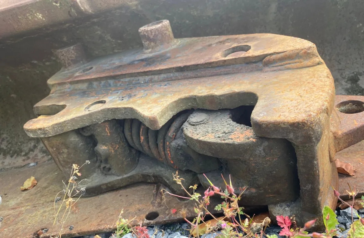 EXCAVATOR BUCKET - Image 2