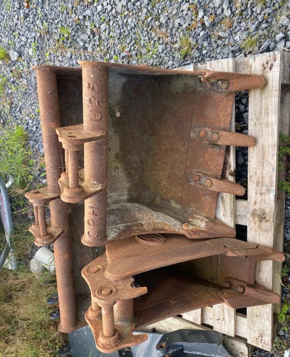 EXCAVATOR BUCKET - Image 1