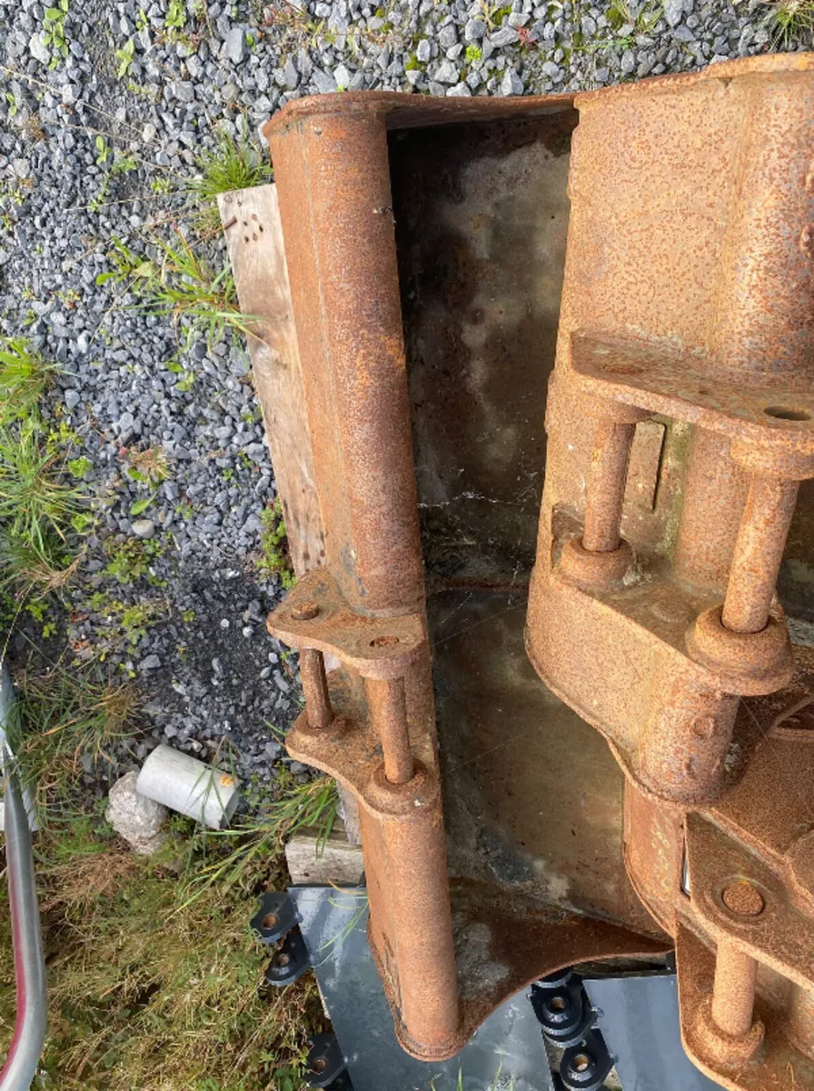 EXCAVATOR BUCKET - Image 2