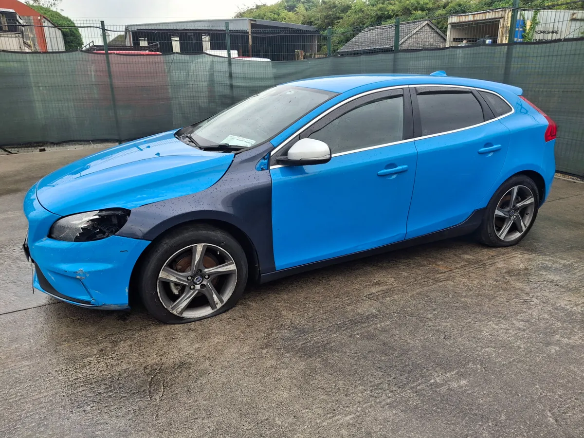 142 Volvo V40  R Design  1.6 Diesel - Image 3