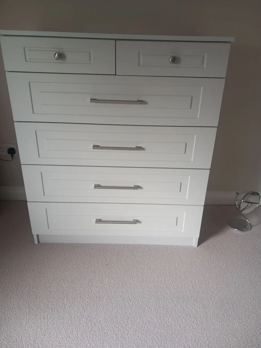 Chest of drawers - Image 1