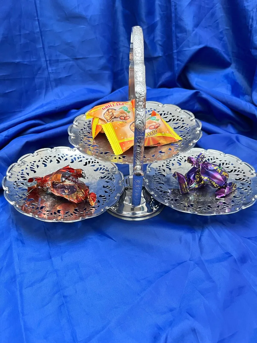 Folding metal cake stand - Image 1
