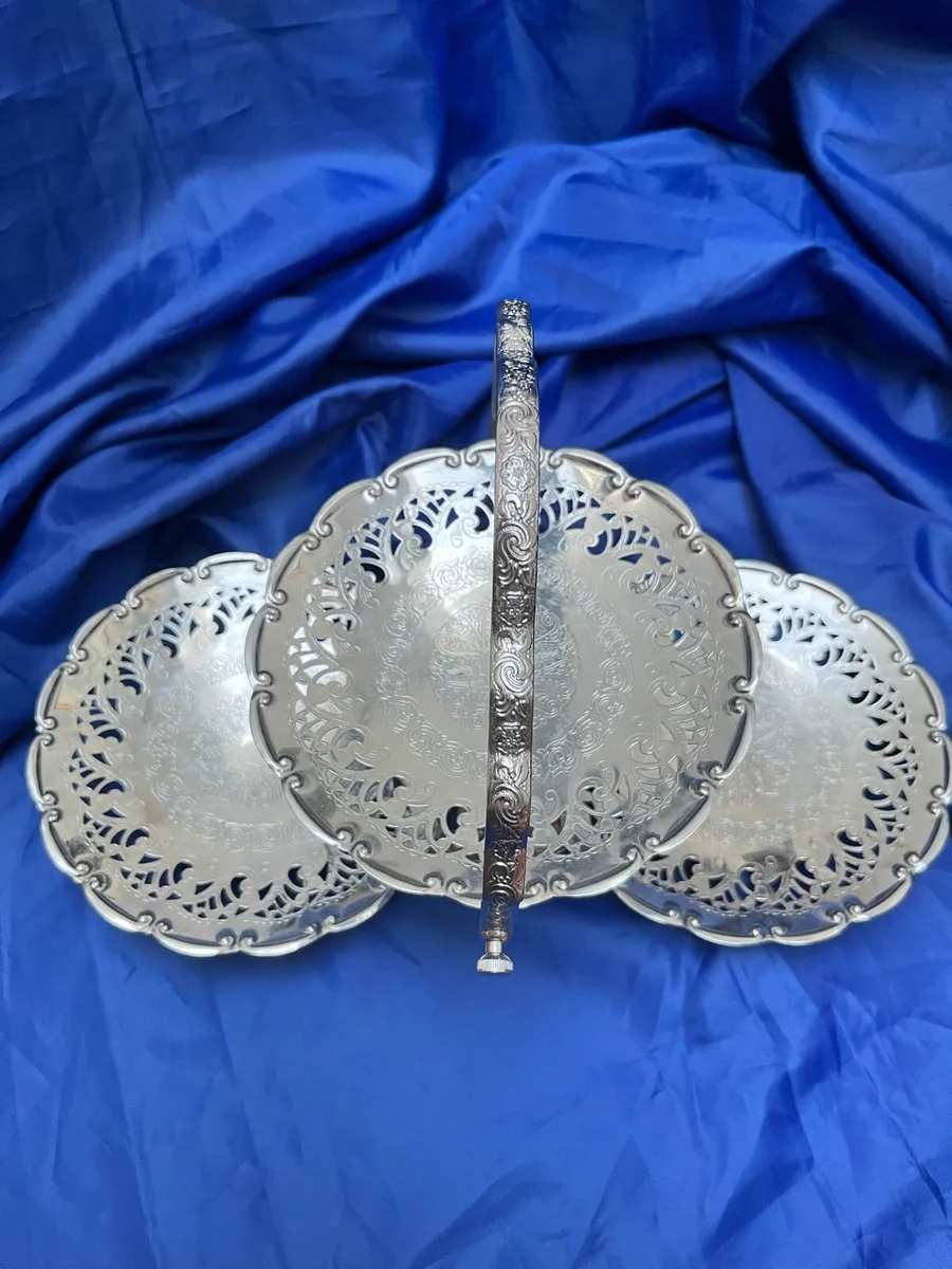 Folding metal cake stand - Image 3