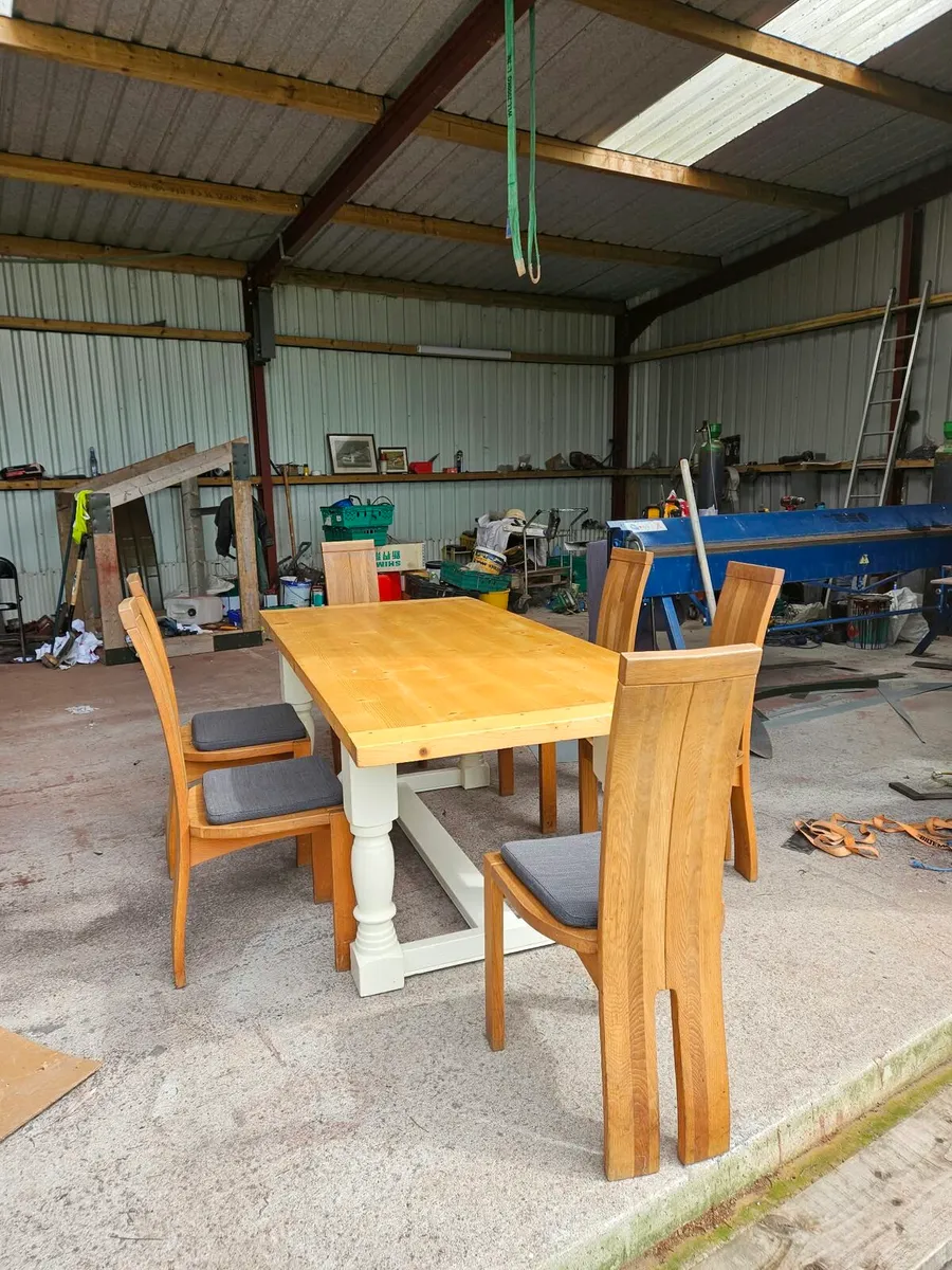 Table and chairs - Image 2