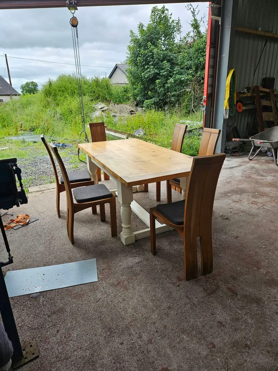 Table and chairs - Image 3