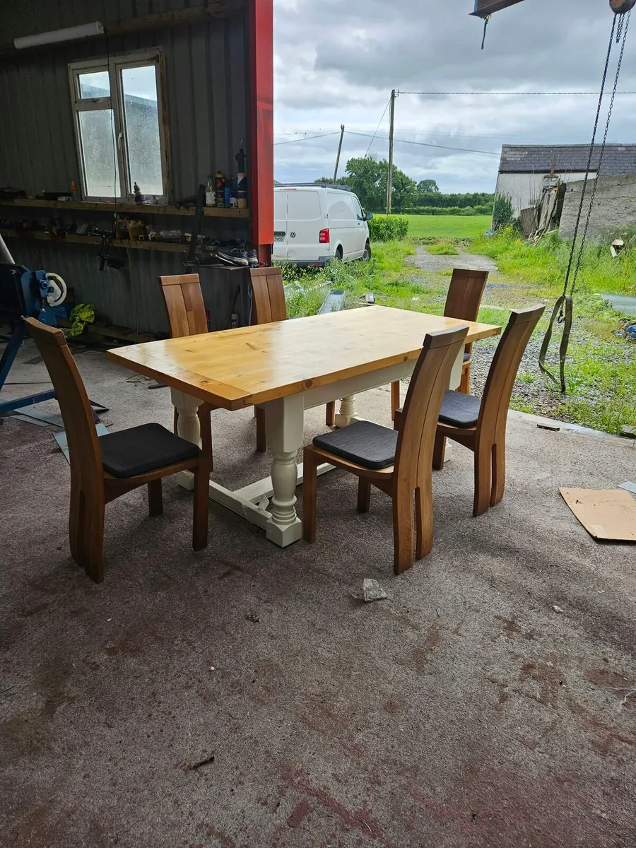 Table and chairs - Image 1