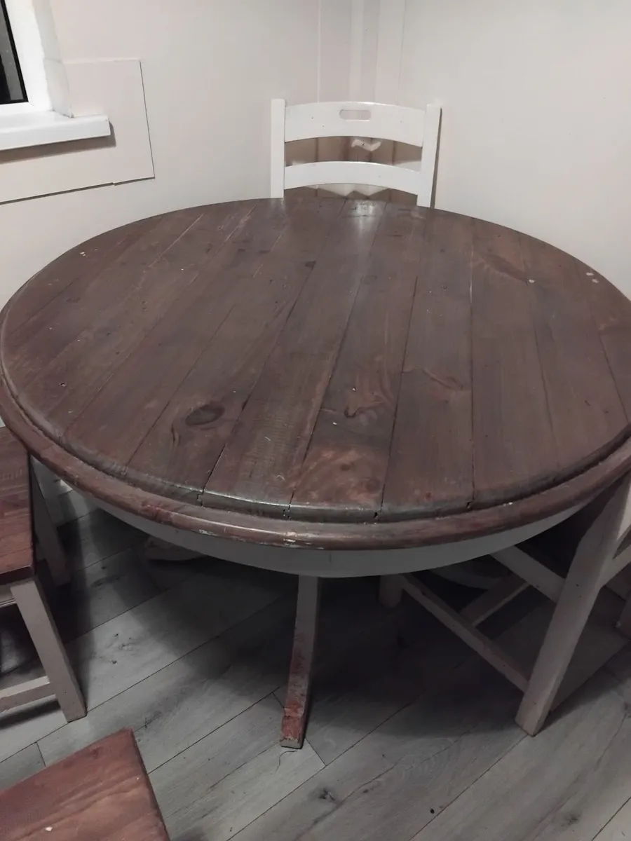 Table and chairs - Image 2