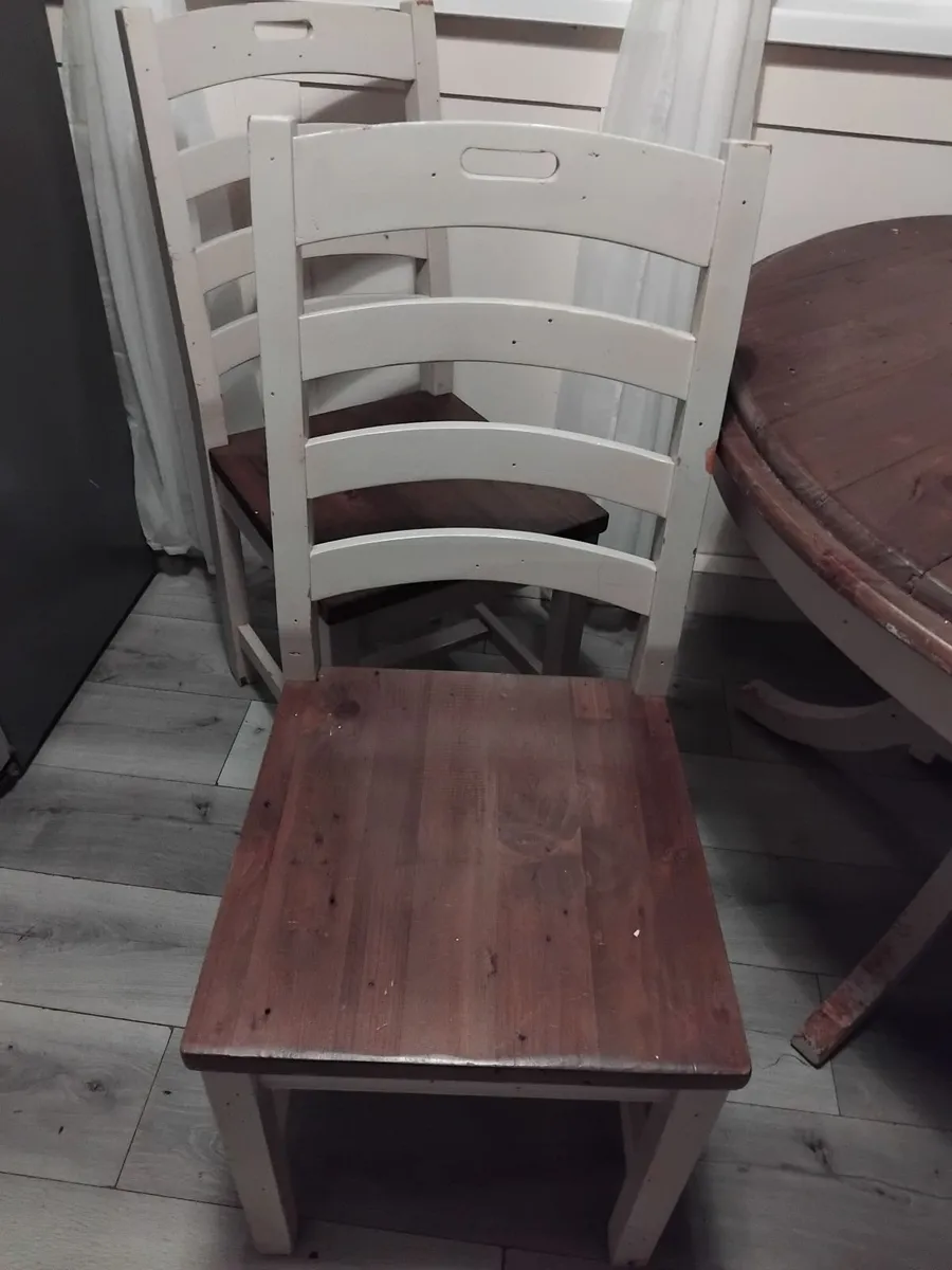 Table and chairs - Image 1