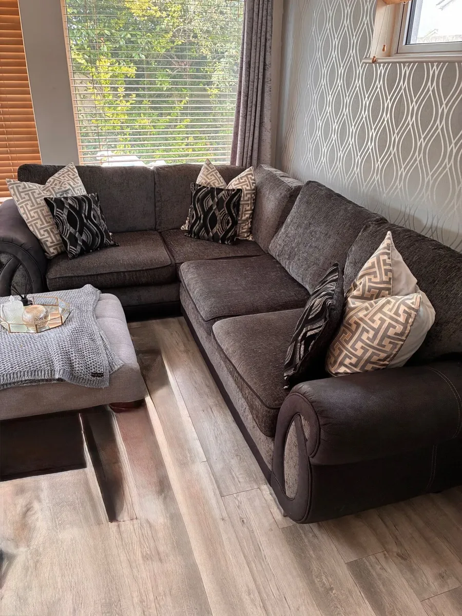 Large 4 Seater Comfortable Couch - Image 2