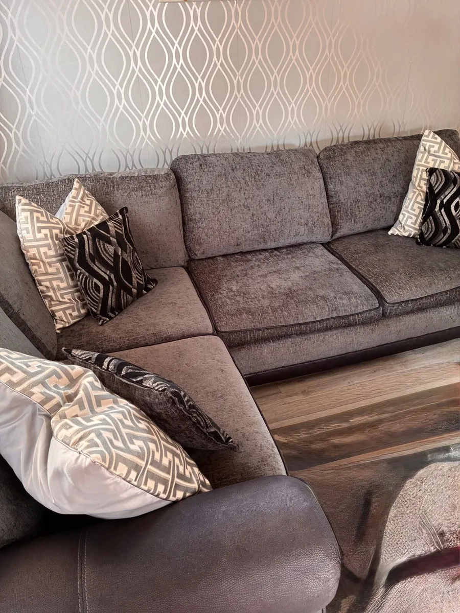 Large 4 Seater Comfortable Couch - Image 1